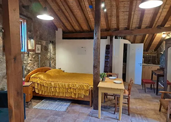 Lantställe Pitharia Askas